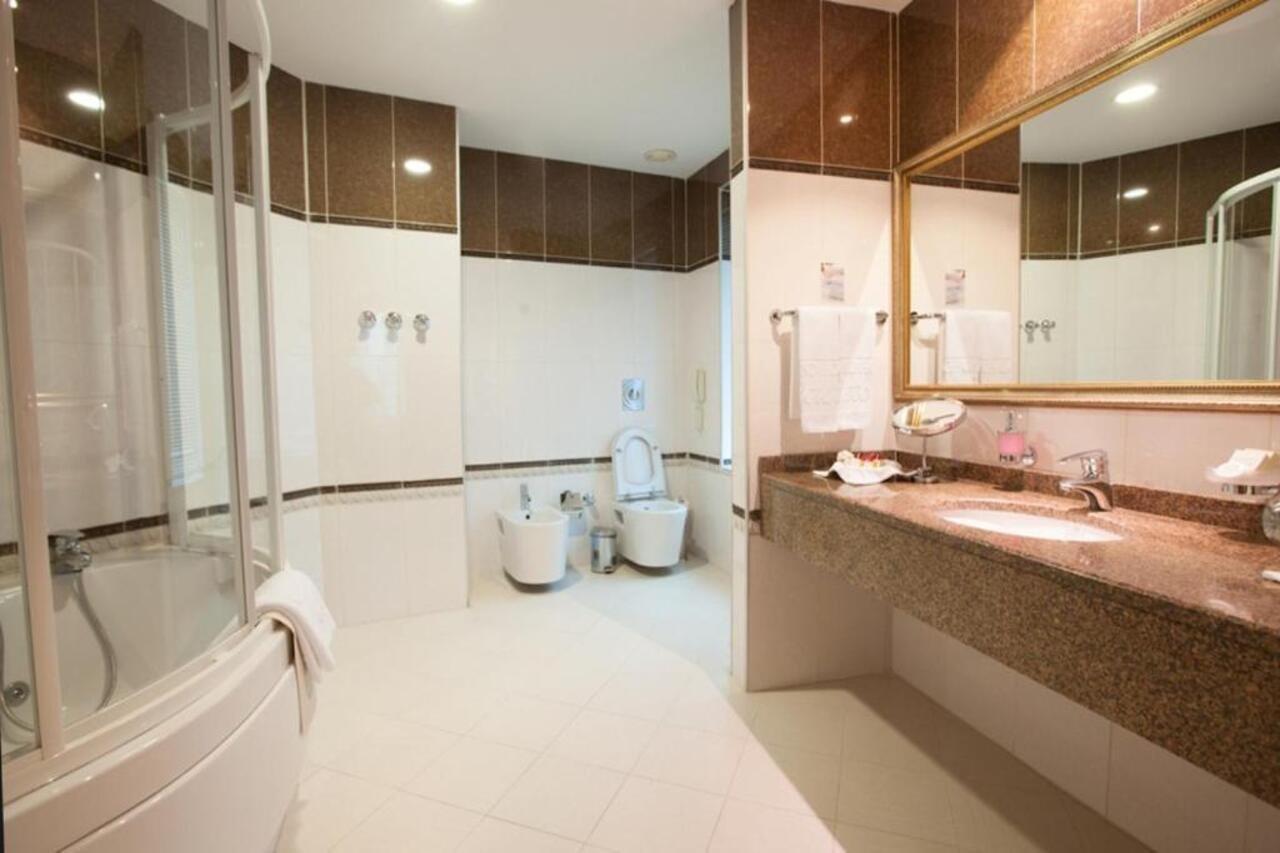 Grand Hotel Victory Aktau  Exteriér fotografie A modern bathroom