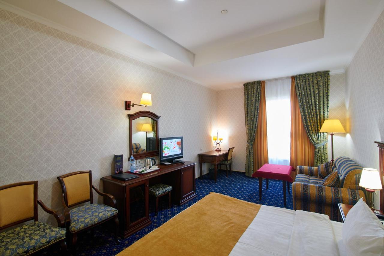 Grand Hotel Victory Aktau  Exteriér fotografie A room at the hotel