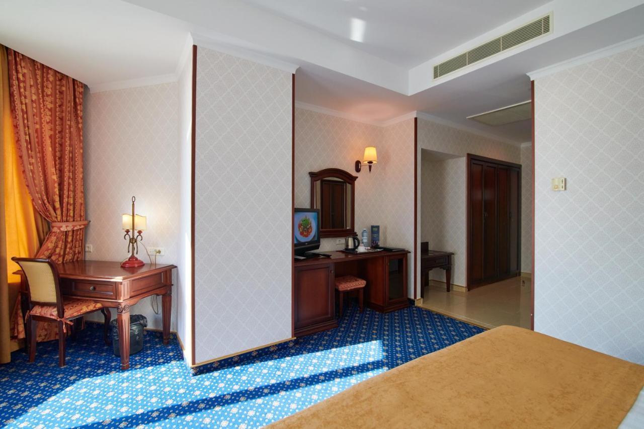 Grand Hotel Victory Aktau  Exteriér fotografie A room at the hotel