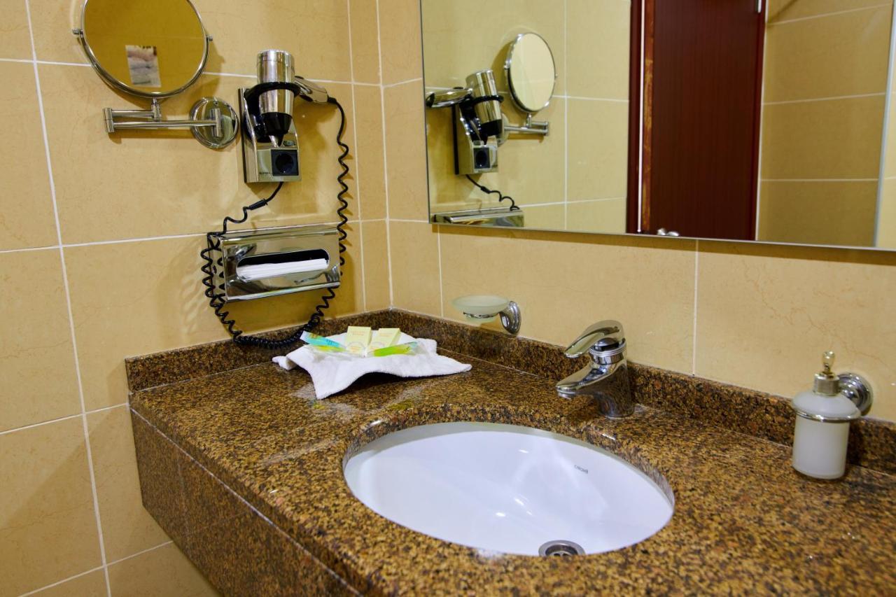 Grand Hotel Victory Aktau  Exteriér fotografie Bathroom