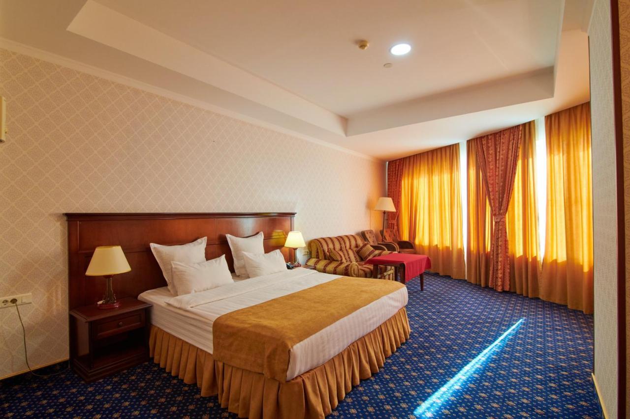 Grand Hotel Victory Aktau  Exteriér fotografie A bedroom at the hotel