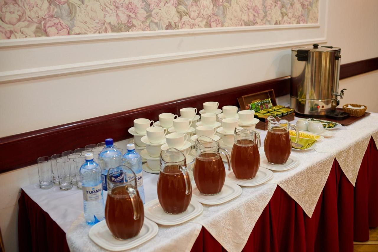 Grand Hotel Victory Aktau  Exteriér fotografie A buffet of tea