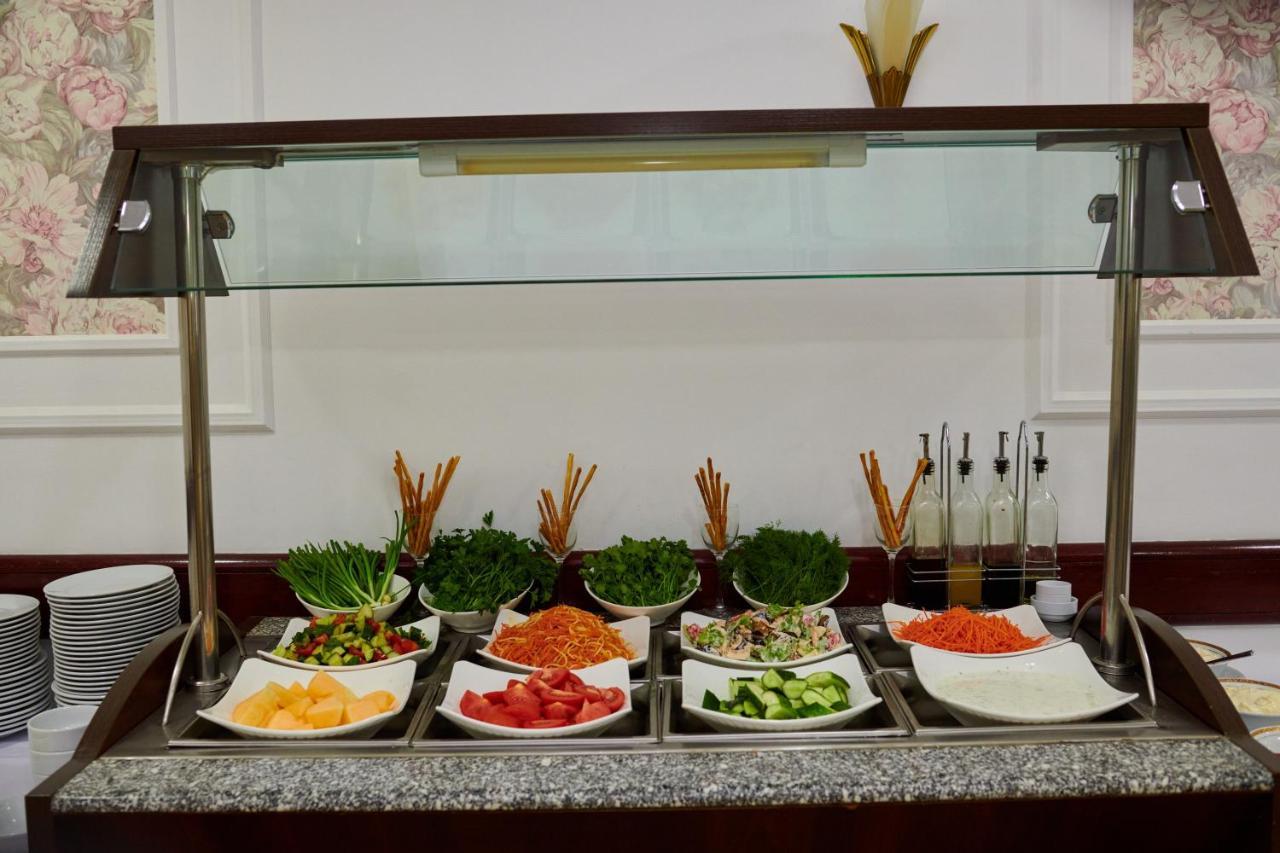 Grand Hotel Victory Aktau  Exteriér fotografie A salad bar