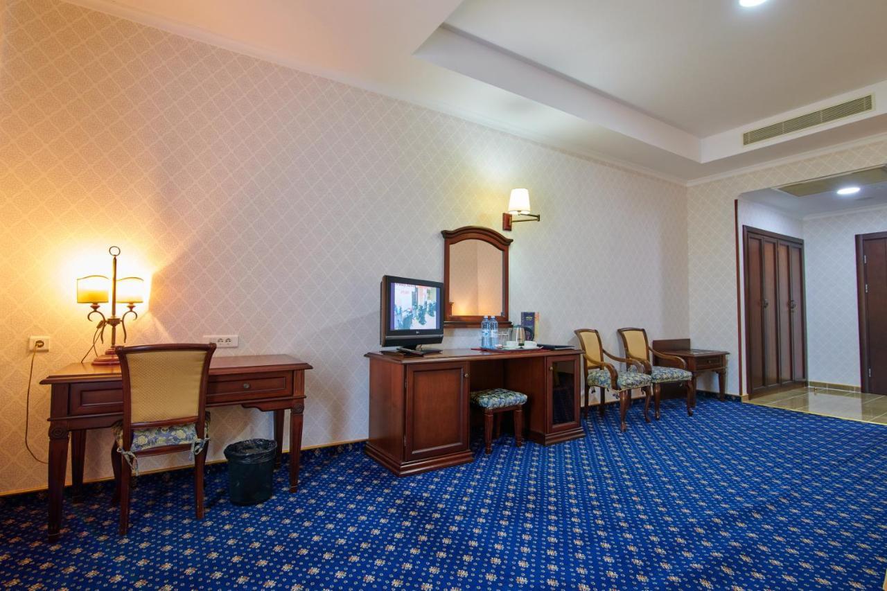 Grand Hotel Victory Aktau  Exteriér fotografie A room at the hotel