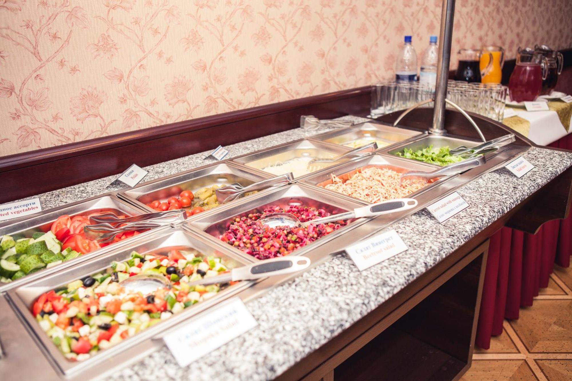 Grand Hotel Victory Aktau  Exteriér fotografie A salad bar
