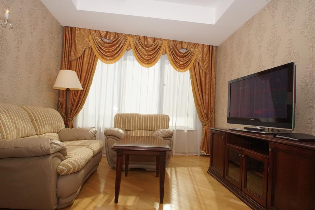 Grand Hotel Victory Aktau  Exteriér fotografie A living room with a television