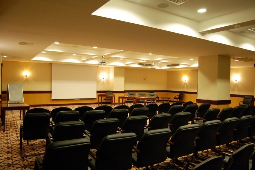 Grand Hotel Victory Aktau  Exteriér fotografie A meeting room at a hotel